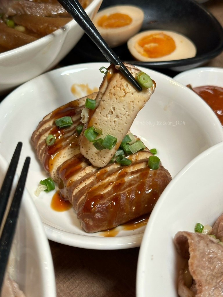 《台北食記》牛莊園牛肉麵｜蔬果熬煮精華湯頭｜濃郁湯頭喝了會愛