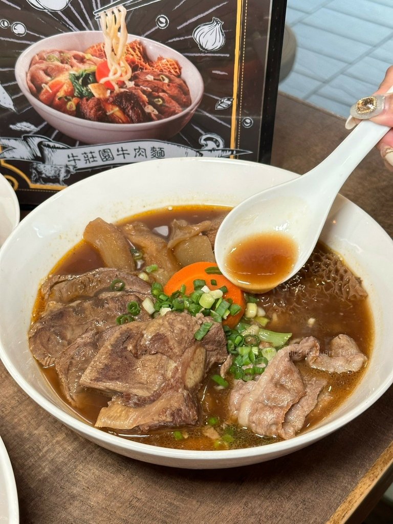 《台北食記》牛莊園牛肉麵｜蔬果熬煮精華湯頭｜濃郁湯頭喝了會愛