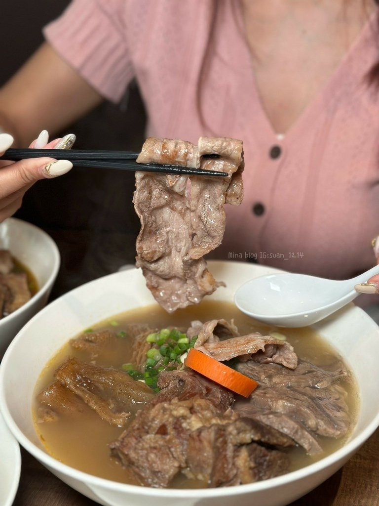 《台北食記》牛莊園牛肉麵｜蔬果熬煮精華湯頭｜濃郁湯頭喝了會愛