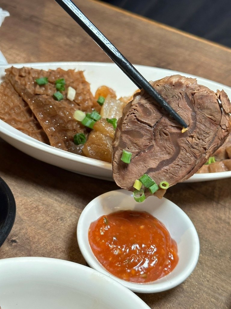 《台北食記》牛莊園牛肉麵｜蔬果熬煮精華湯頭｜濃郁湯頭喝了會愛