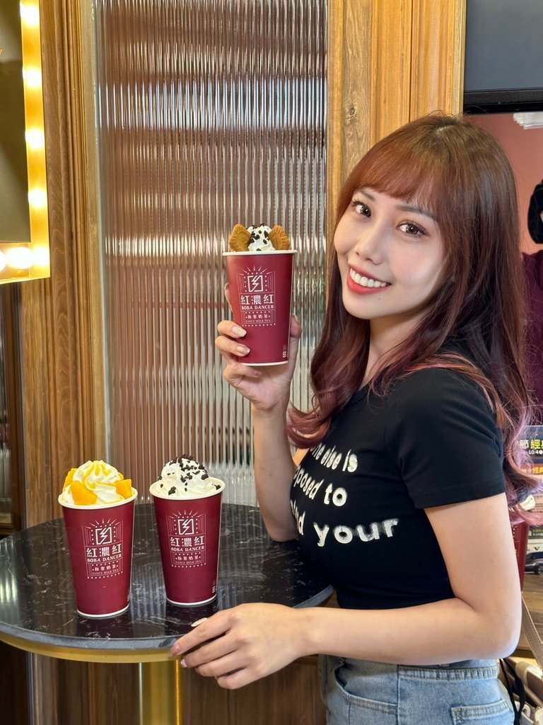 《台中食記》紅濃紅 x 極奢奶茶｜ 全台唯一百老匯劇院飲料店