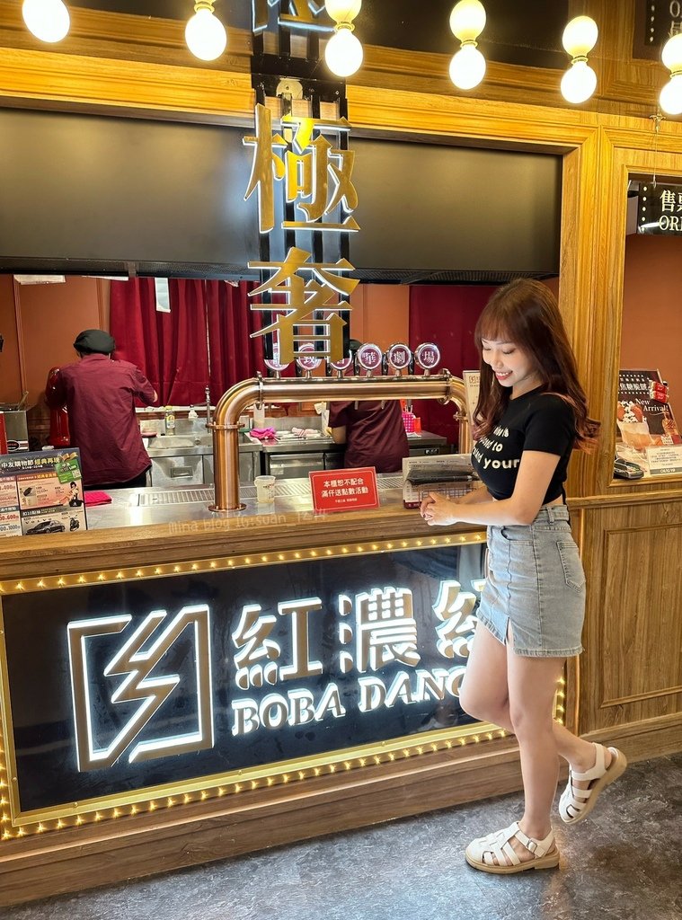 《台中食記》紅濃紅 x 極奢奶茶｜ 全台唯一百老匯劇院飲料店