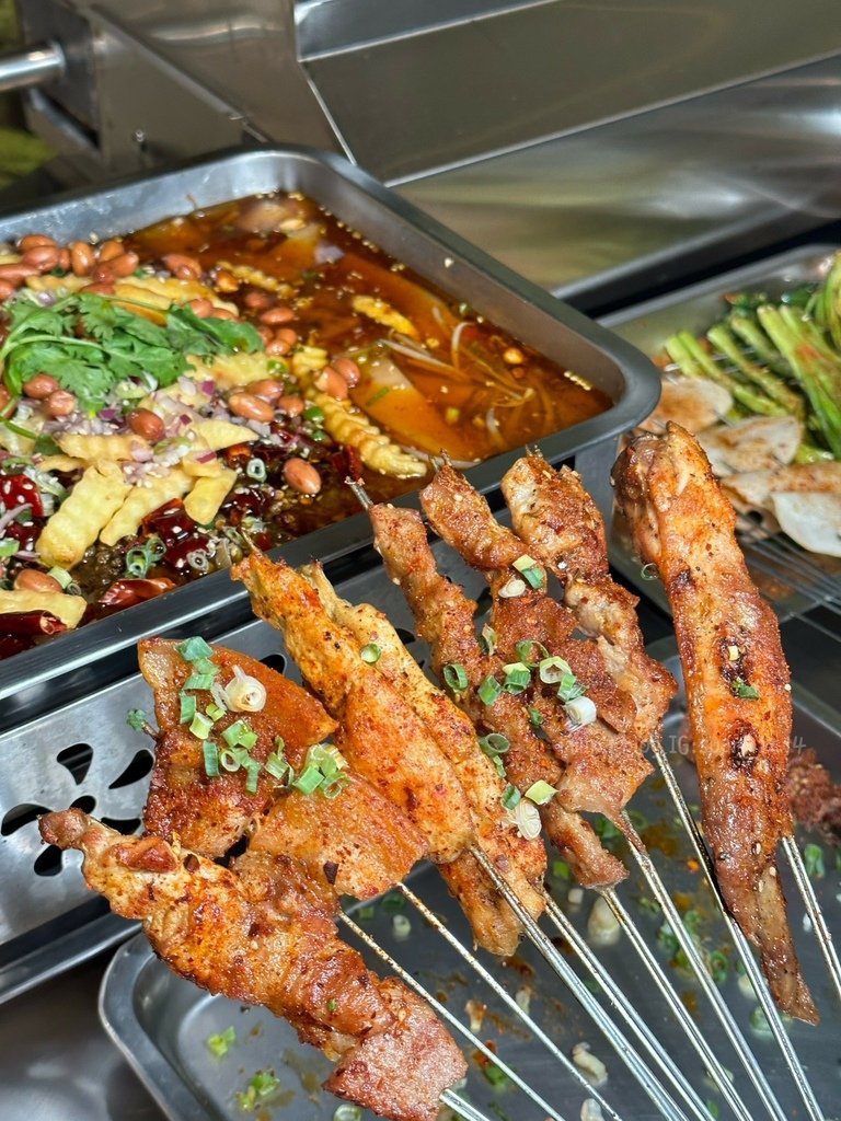 《台北食記》觀音橋燒烤｜重慶道地美食｜超特別露營風用餐環境