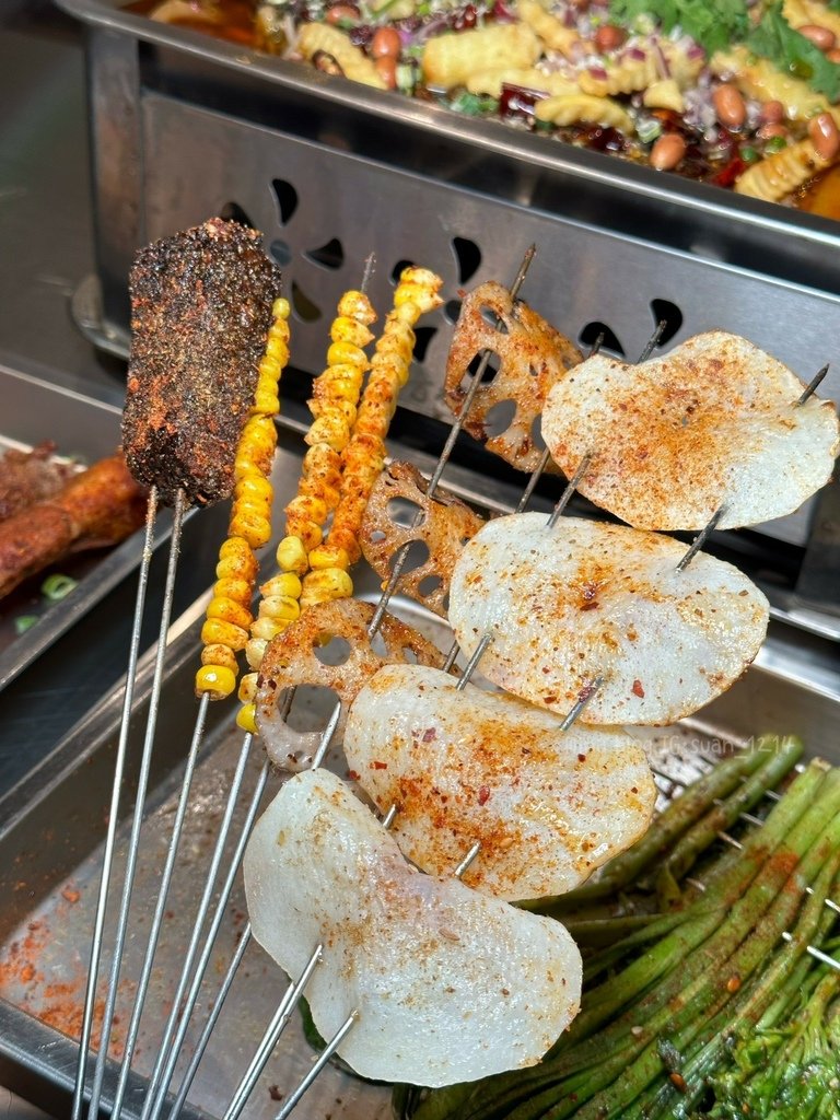 《台北食記》觀音橋燒烤｜重慶道地美食｜超特別露營風用餐環境