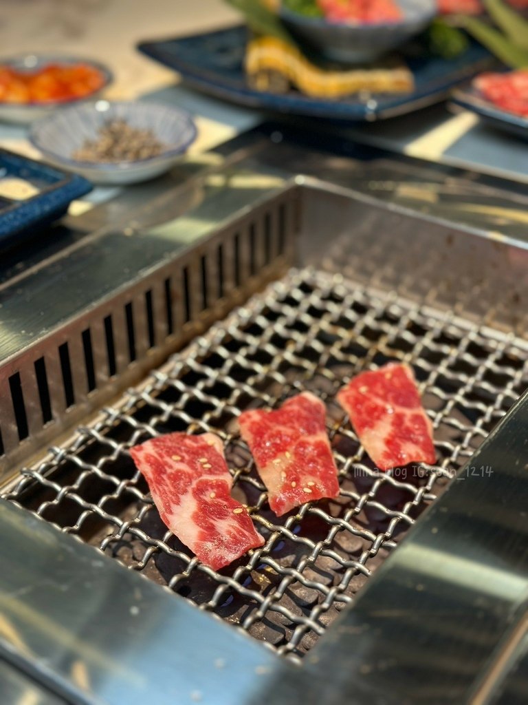 《台中食記》燒肉smile｜極黑風格個人燒肉｜#新店報報 🖤