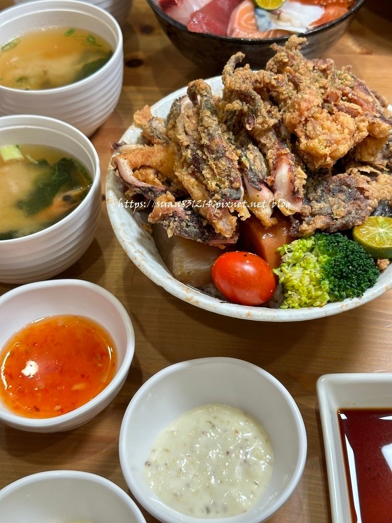 《高雄食記》全心丼飯專賣店｜超浮誇平價海鮮丼飯｜吃過一定會二