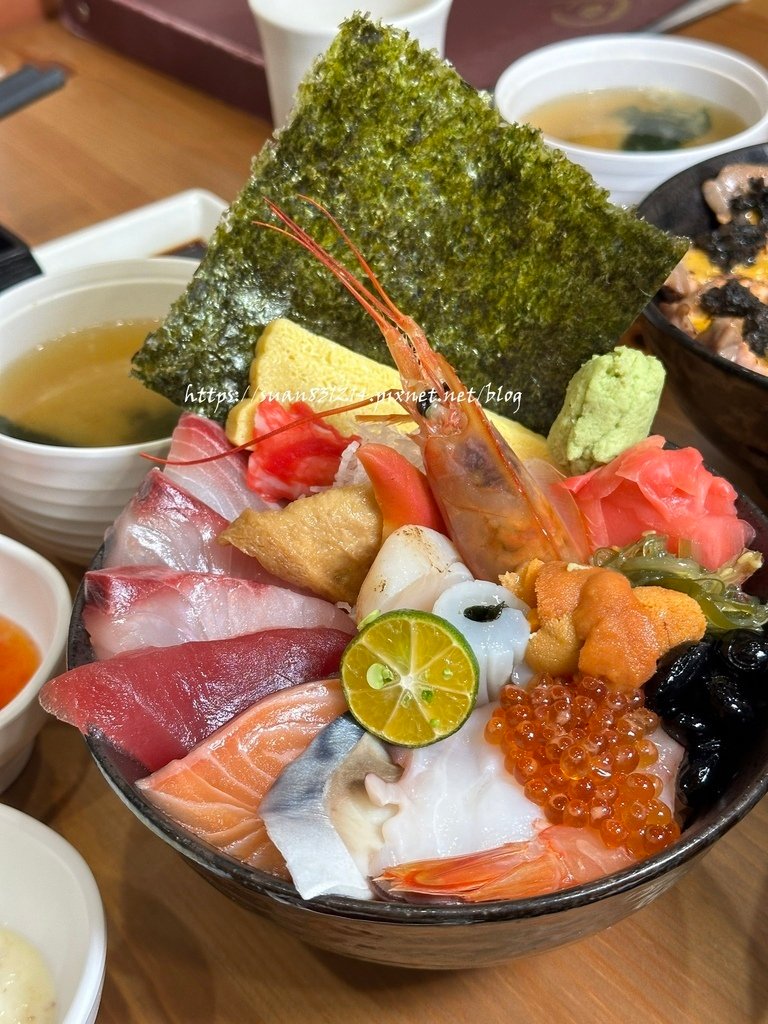 《高雄食記》全心丼飯專賣店｜超浮誇平價海鮮丼飯｜吃過一定會二