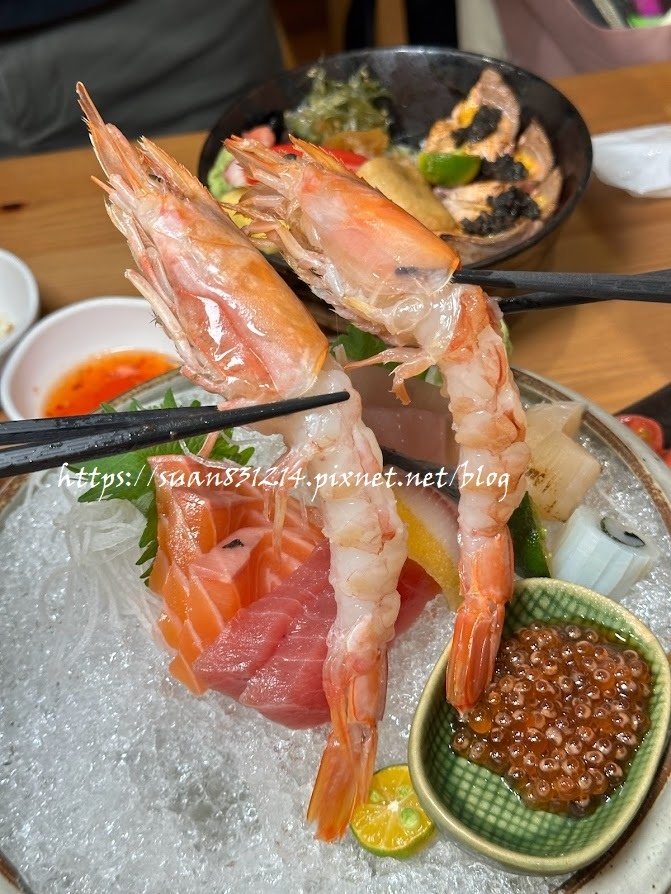 《高雄食記》全心丼飯專賣店｜超浮誇平價海鮮丼飯｜吃過一定會二