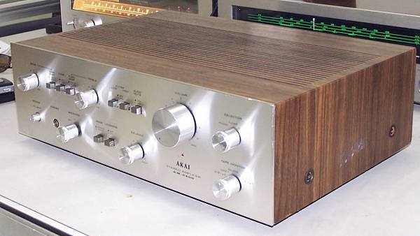 AKAI AM-2400.JPG