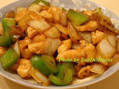 青椒炒鷄丁 (Chicken with Bell Pepper)