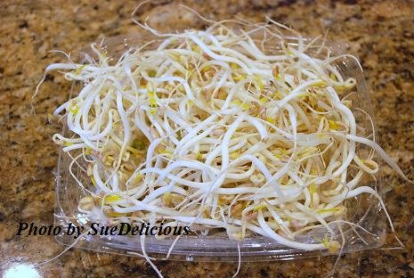 孵豆芽 growing bean sprouts