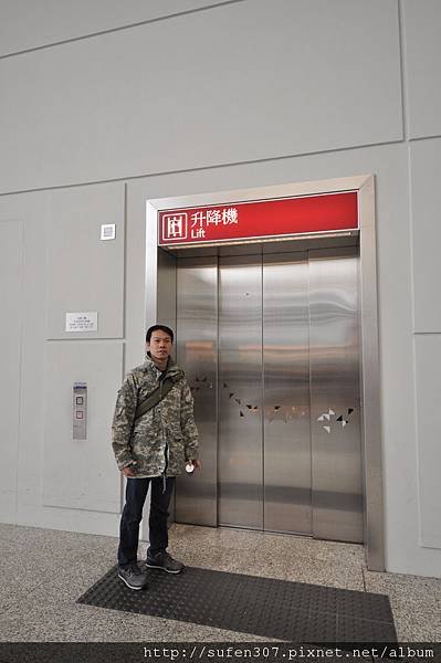 赤鱲角機場貨梯--&gt;客運大樓