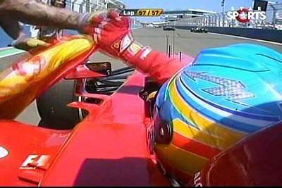 alonso_take_flag