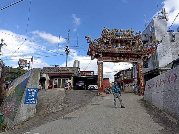 1台中和和平平岩山望向芸端露營區.jpg