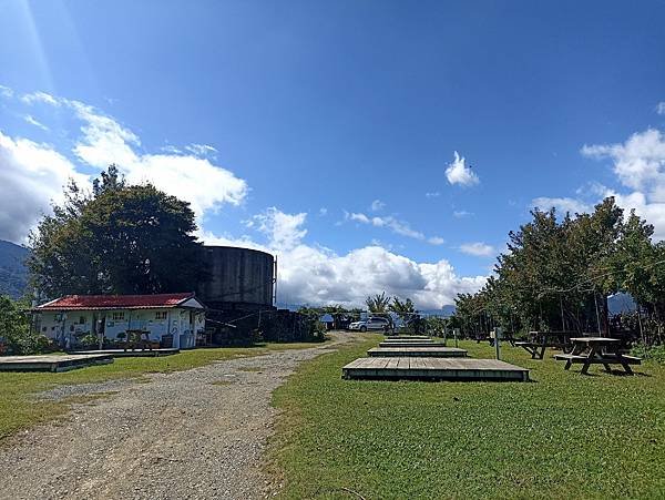 12台中和和平平岩山望向芸端露營區.jpg