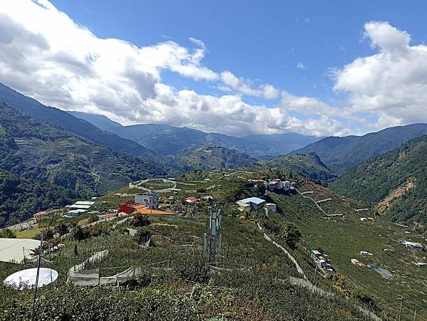 17台中和和平平岩山望向芸端露營區.jpg