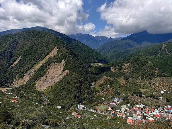 18台中和和平平岩山望向芸端露營區.jpg