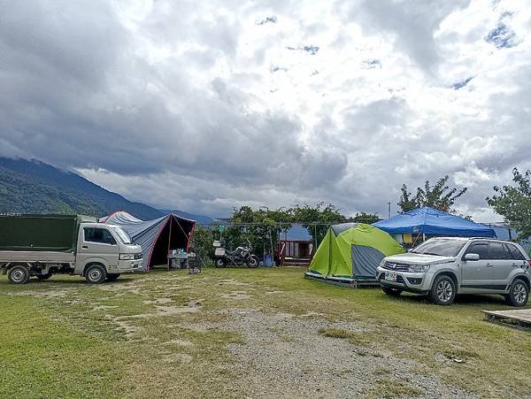 22台中和和平平岩山望向芸端露營區.jpg