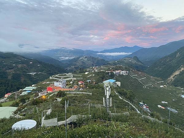 43台中和和平平岩山望向芸端露營區.jpg