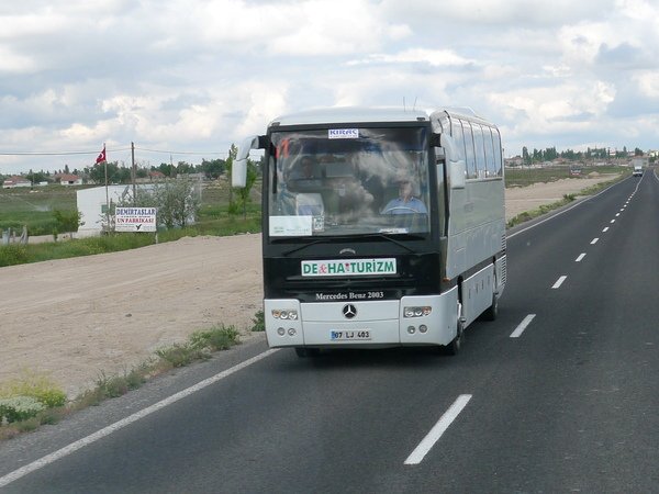 遊覽車~也是賓士!(這裡有賓士的廠,專做大客貨車..)