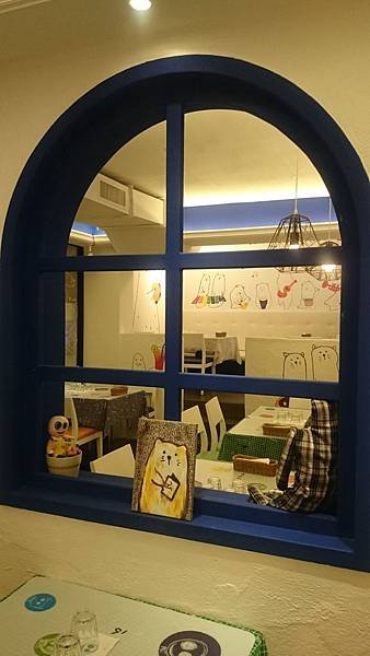 假裝一邊用餐一邊偷窺