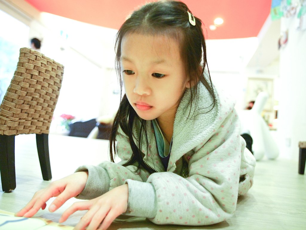 妹妹看書