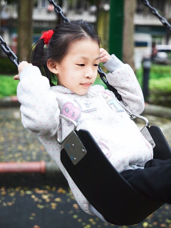 妹妹盪秋千