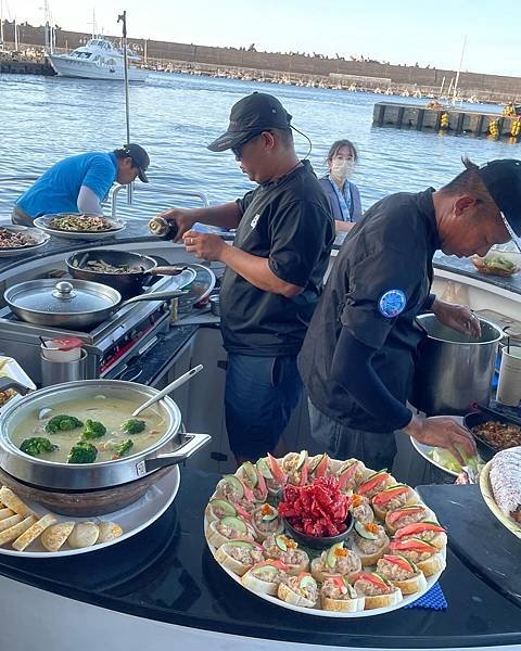 帶媽媽體驗基隆鎖管季 豪華遊艇 夜釣小管 漁夫晚餐