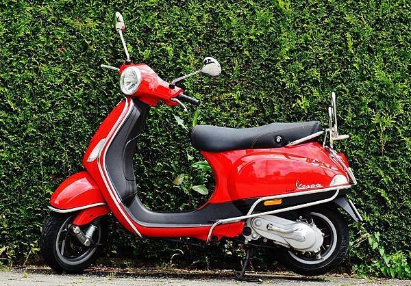 red-and-black-moped-scooter-beside-green-grass-159192.jpg