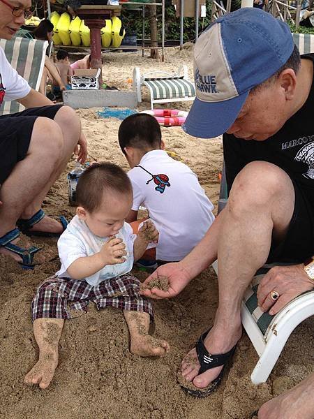 二寶玩沙子玩到連口水布和臉上和嘴巴都是沙子