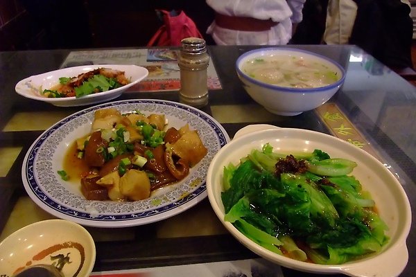 小菜看起來挺豐盛的.JPG