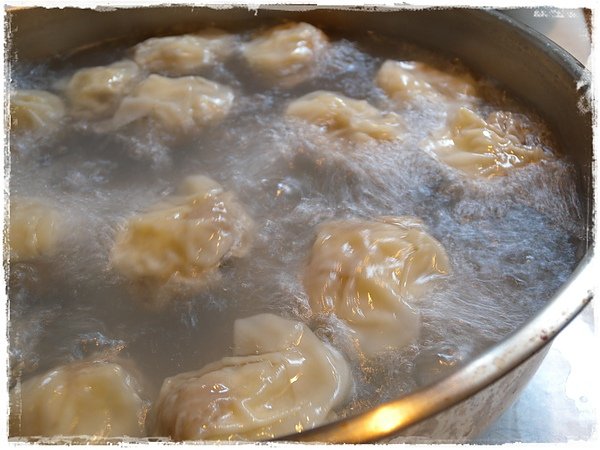 在滾水上跳舞的餛飩.JPG