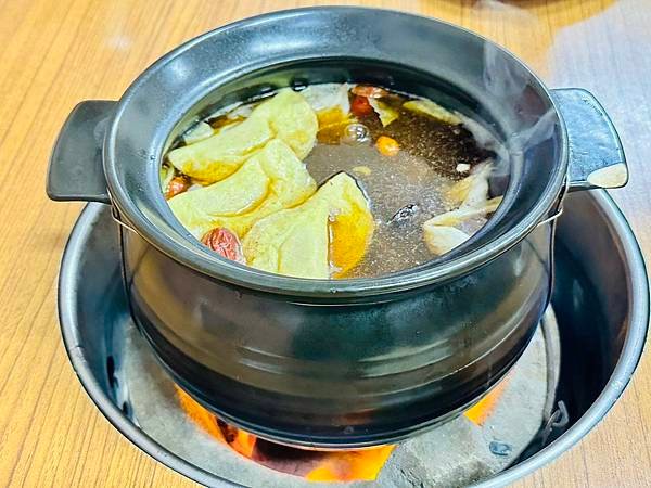 【桃園美食】府城 阿正炭燒羊肉爐/蒜香麵線必點