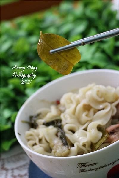 食記 Thai J裘媽拌麵 宅配拌麵 懶人料理包，質感的綠咖哩雞拌麵禮盒 桑妮晴的日常紀律 綠咖哩雞 拌麵 女攝影師桑妮晴的攝影紀錄 (14).jpg