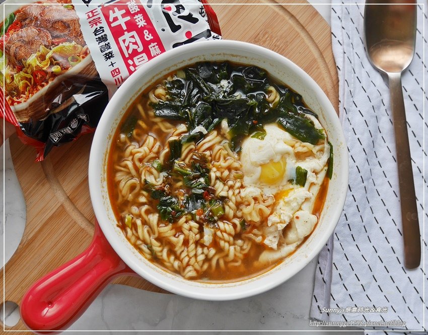 關鍵時刻就吃大食客【味王大食客】酒香燒雞湯麵 _泡麵 (24).JPG