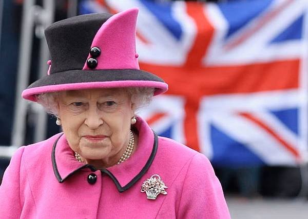 queen-elizabeth-ii-arrives-in-leicester-city-centre-on-news-photo-1663579589花籃胸針.jpg