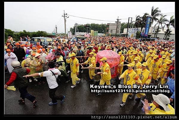 2013白沙屯訪媽祖醫院03.jpg