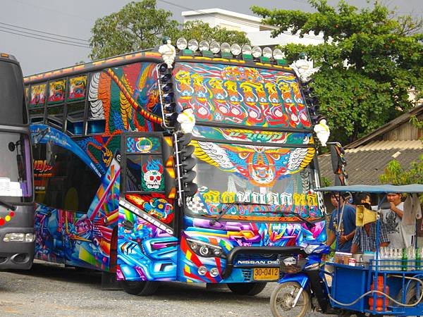 超有形的當地遊覽車.JPG