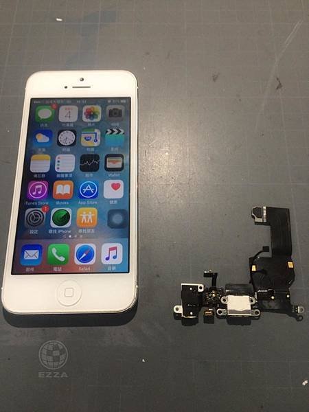 IPHONE 5充電還要找角度