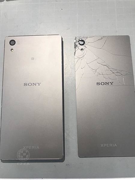 SONY Z5背蓋也會摔破喔