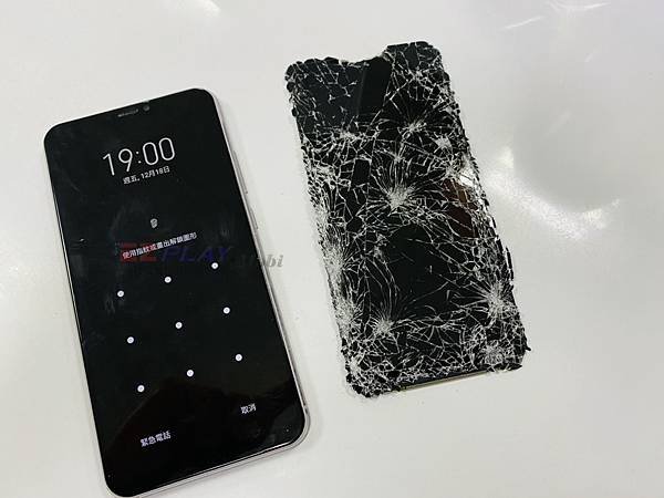 華碩ZenFone5Z遭車輾壓.jpg