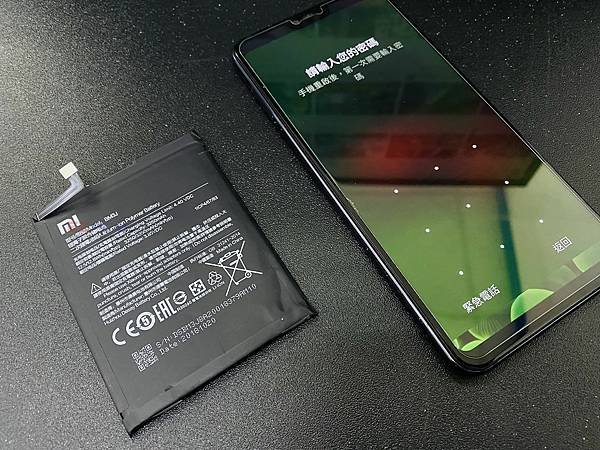 小米8 Lite電池膨脹.jpg