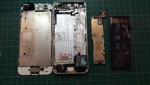 iphone5 手機泡海水僅一天 狀況慘兮兮