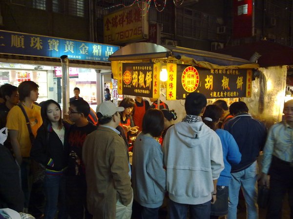 饒河夜市招牌的胡椒餅啊~