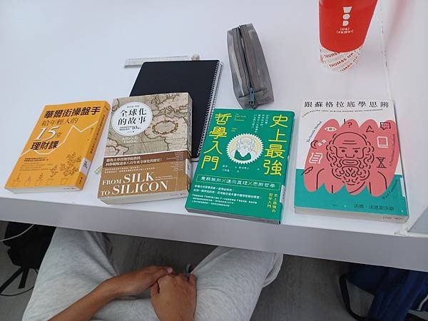 孩子們跟著媽媽一起來沉浸在書海裡 ~