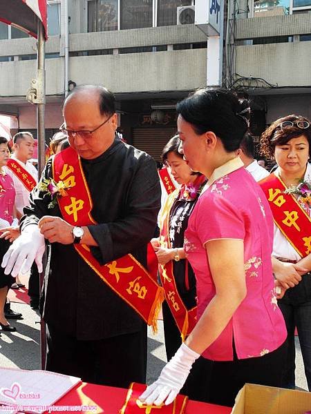 台中市南天宮2011年10月23日60週年千人恭讀 (8).JPG