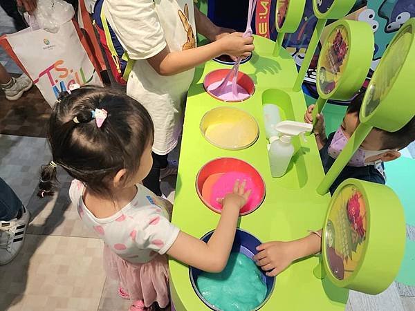 體驗｜大膽玩、放手做「UNIQUE 史萊姆實驗室」台南南紡店