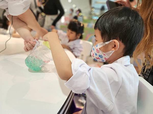 體驗｜大膽玩、放手做「UNIQUE 史萊姆實驗室」台南南紡店