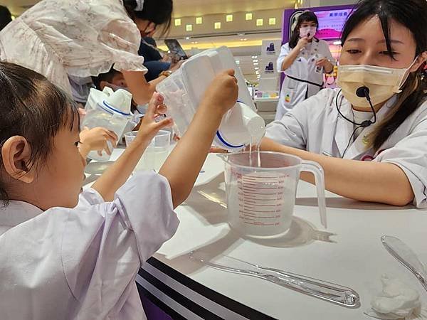 體驗｜大膽玩、放手做「UNIQUE 史萊姆實驗室」台南南紡店