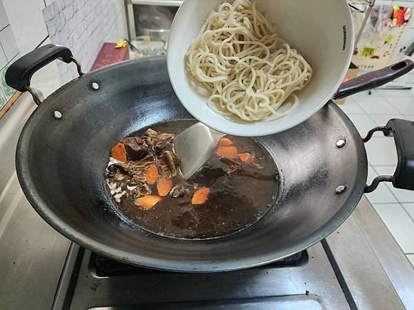 體驗｜五星等級牛肉麵冷凍調理包【異塵食品】豪華牛肉麵開箱／牛